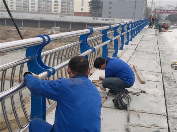 林芝不锈钢桥梁护栏除锈维护的重要性及其方法