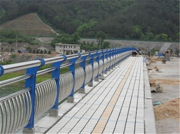 林芝不锈钢桥梁护栏的特性及其在现代建筑中的应用